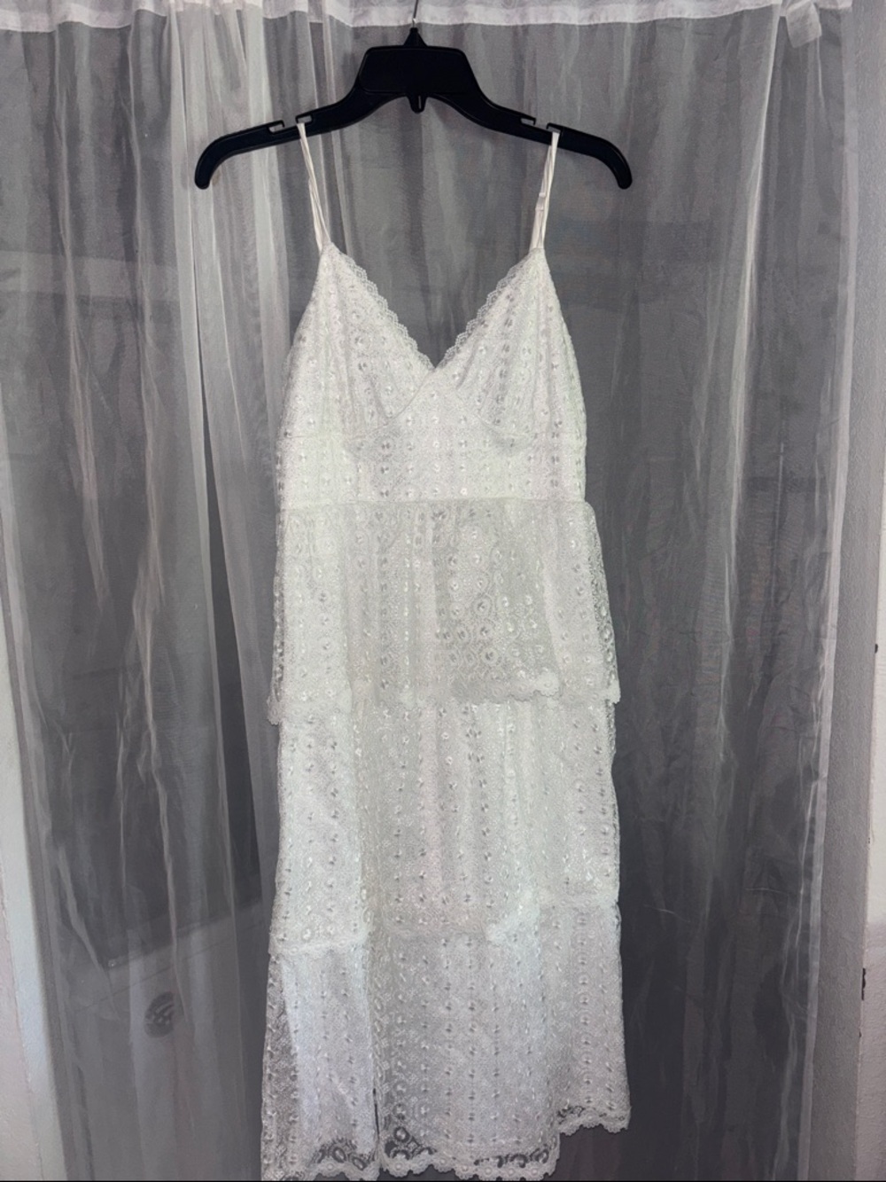 Lulu’s NWOT White Lace Tiered Midi Dress